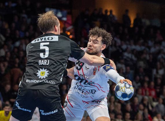 Handball, Men, Season 2025 2026, Champions League Group A, Matchday 9 , Füchse Berlin One Veszprem HC, f l Max Darj Füchse Berlin , Nedim Remili Veszprem , 27 11 2025, Copyright: xSebastianxRäppold MatthiasxKochx