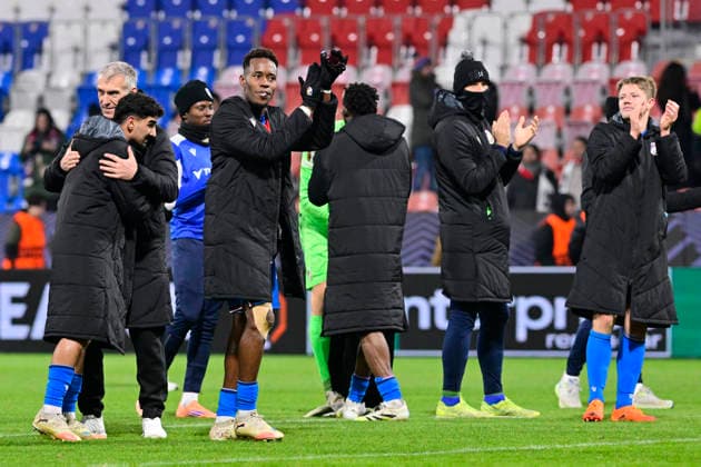 FC Viktoria Plzen players thanks to fans the Football Europa League, 5th round match: FC Viktoria Plzen vs SC Freiburg in Pilsen, Czech Republic, November 27, 2025. (CTKxPhoto MiroslavxChaloupka) CTKPhotoP2025112707988  CTKPhotoP2025112707988