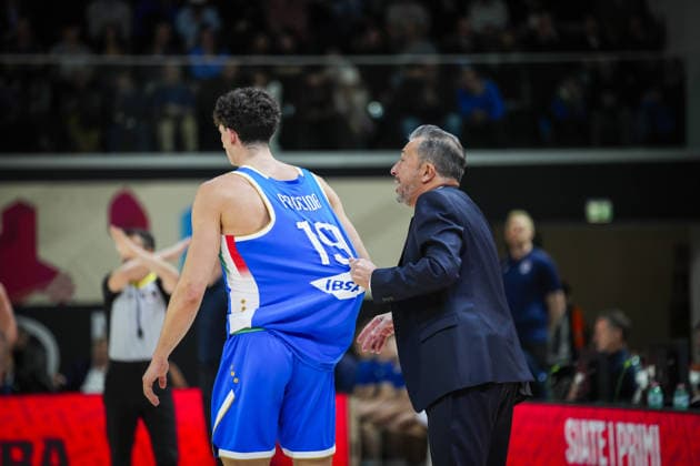 Foto IPP Daniele Cifala Tortona 27 11 2025 Pallacanestro partita di qualificazione Mondiali FIBA Basket World Cup 2027 Italia-Islanda nella foto Luca Banchi allenatore dell Italia al suo esordio sulla panchina della nazionale e Gabriele Procida Italy Photo Press - World Copyright italy ITALY  Copyright: xR4924_italyphotopressx