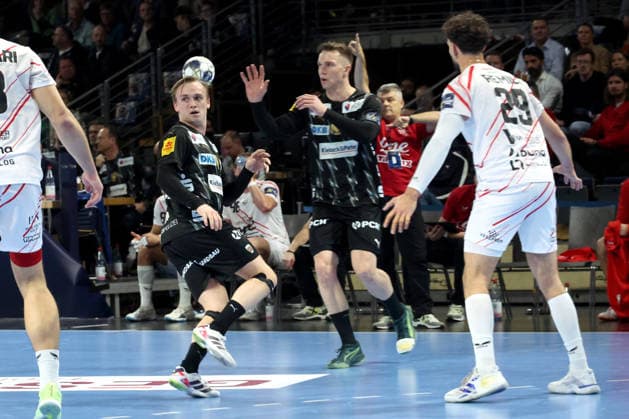 DEU, Machineseeker EHF Champions League, Fuechse Berlin vs Veszprem, 27 11 2025, Max Schmeling Halle, Berlin, DEU, Machineseeker EHF Champions League, Fuechse Berlin vs Veszprem, in the picture Tobias Grondahl Fuechse Berlin 15 , Lasse Andersson Fuechse Berlin 11 , Nedim Remili Veszprem 29 , nordphotoxGmbHx xEngler nph00076
