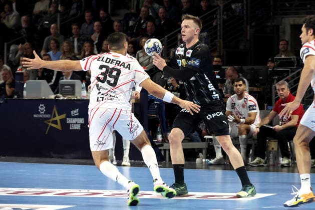 DEU, Machineseeker EHF Champions League, Fuechse Berlin vs Veszprem, 27 11 2025, Max Schmeling Halle, Berlin, DEU, Machineseeker EHF Champions League, Fuechse Berlin vs Veszprem, in the picture Lasse Andersson Fuechse Berlin 11 , Yehia Elderaa Veszprem 39 nordphotoxGmbHx xEngler nph00076