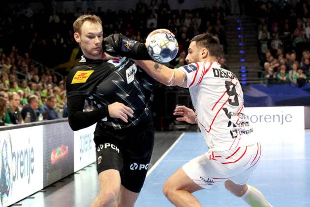 DEU, Machineseeker EHF Champions League, Fuechse Berlin vs Veszprem, 27 11 2025, Max Schmeling Halle, Berlin, DEU, Machineseeker EHF Champions League, Fuechse Berlin vs Veszprem, in the picture Mathias Gidsel Fuechse Berlin 19 , Hugo Descat Veszprem 9 nordphotoxGmbHx xEngler nph00076