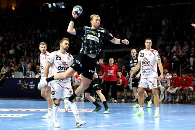 DEU, Machineseeker EHF Champions League, Fuechse Berlin vs Veszprem, 27 11 2025, Max Schmeling Halle, Berlin, DEU, Machineseeker EHF Champions League, Fuechse Berlin vs Veszprem, in the picture Max Darj Fuechse Berlin 5 , Luka Cindric Veszprem 25 , Patrik Ligetvari Veszprem 23 nordphotoxGmbHx xEngler nph00076