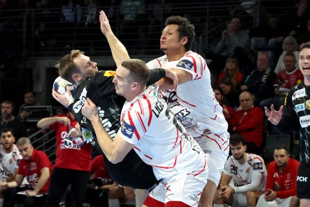 DEU, Machineseeker EHF Champions League, Fuechse Berlin vs Veszprem, 27 11 2025, Max Schmeling Halle, Berlin, DEU, Machineseeker EHF Champions League, Fuechse Berlin vs Veszprem, in the picture Mathias Gidsel Fuechse Berlin 19 , Patrik Ligetvari Veszprem 23 , Thiagus Petrus Veszprem 2 nordphotoxGmbHx xEngler nph00076