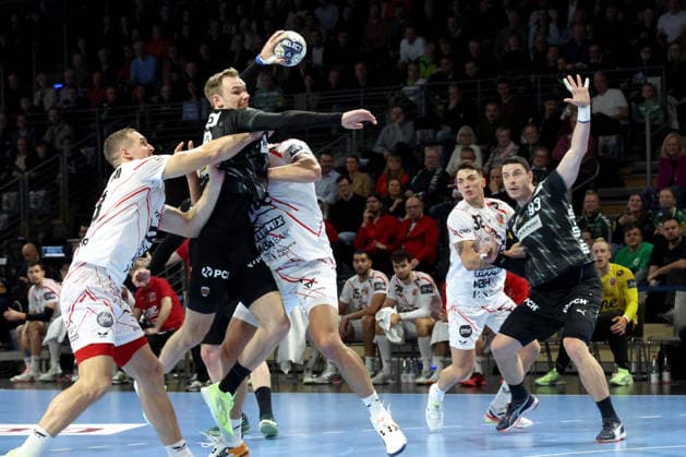 DEU, Machineseeker EHF Champions League, Fuechse Berlin vs Veszprem, 27 11 2025, Max Schmeling Halle, Berlin, DEU, Machineseeker EHF Champions League, Fuechse Berlin vs Veszprem, in the picture Mathias Gidsel Fuechse Berlin 19 , Patrik Ligetvari Veszprem 23 , Thiagus Petrus Veszprem 2 nordphotoxGmbHx xEngler nph00076