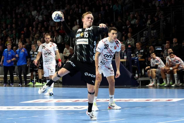 DEU, Machineseeker EHF Champions League, Fuechse Berlin vs Veszprem, 27 11 2025, Max Schmeling Halle, Berlin, DEU, Machineseeker EHF Champions League, Fuechse Berlin vs Veszprem, in the picture 7m from Tobias Grondahl Fuechse Berlin 15 , Yanis Lenne Veszprem 32 nordphotoxGmbHx xEngler nph00076