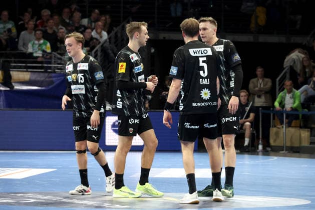 DEU, Machineseeker EHF Champions League, Fuechse Berlin vs Veszprem, 27 11 2025, Max Schmeling Halle, Berlin, DEU, Machineseeker EHF Champions League, Fuechse Berlin vs Veszprem, in the picture Fuechse player circle, Tobias Grondahl Fuechse Berlin 15 , Mathias Gidsel Fuechse Berlin 19 , Max Darj Fuechse Berlin 5 , Lasse Andersson Fuechse Berlin 11 nordphotoxGmbHx xEngler nph00076