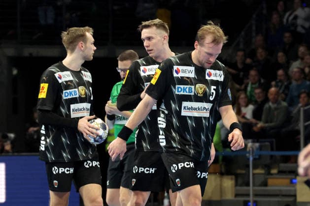 DEU, Machineseeker EHF Champions League, Fuechse Berlin vs Veszprem, 27 11 2025, Max Schmeling Halle, Berlin, DEU, Machineseeker EHF Champions League, Fuechse Berlin vs Veszprem, in the picture Fuechse player circle, Mathias Gidsel Fuechse Berlin 19 , Max Darj Fuechse Berlin 5 , Lasse Andersson Fuechse Berlin 11 nordphotoxGmbHx xEngler nph00076