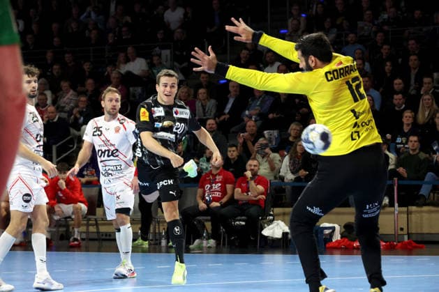 DEU, Machineseeker EHF Champions League, Fuechse Berlin vs Veszprem, 27 11 2025, Max Schmeling Halle, Berlin, DEU, Machineseeker EHF Champions League, Fuechse Berlin vs Veszprem, in the picture Tim Freihoefer Fuechse Berlin 19 , Rodrigo Corrales Veszprem 12 nordphotoxGmbHx xEngler nph00076