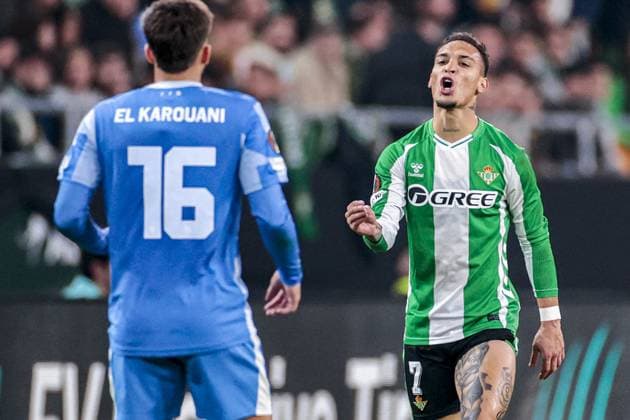 SEVILLA, 27-11-2025, Stadium La Cartuja, UEFA Football season 2025 2026, Europa League match between Betis Sevilla and FC Utrecht. Pictures shows Real Betis player Antony and FC Utrecht player Souffian El Karouani Betis Sevilla - Utrecht  x32221511x Copyright: