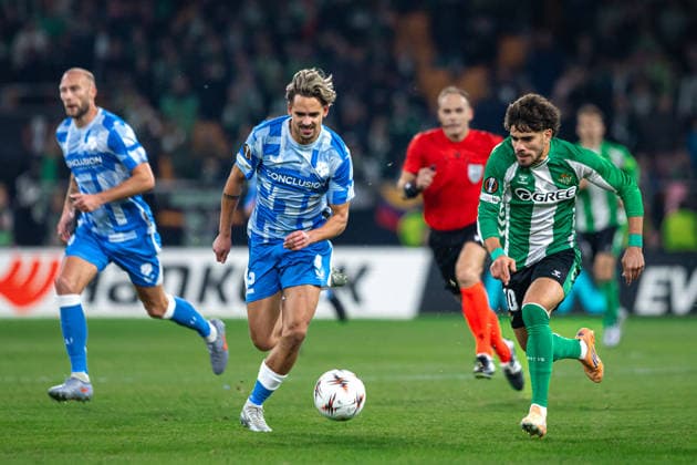 Real Betis Balompie v FC Utrecht - UEFA Europa League 2025 26 SEVILLE, SPAIN - NOVEMBER 27: Abde Ezzalzouli of Real Betis competes for the ball with Siebe Horemans of Utrecht during the UEFA Europa League 2025 26 League Phase MD5 match between Real Betis Balompie and FC Utrecht at on November 27, 2025 in Seville, Spain.(Photo by Gabriel Colchero Photo Players Images Magara Press) Seville Estadio de la Cartuja Spain Copyright: xGabrielxColcherox