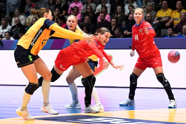 STUTTGART, GERMANY 20251127 Czech Republics EliÅ¡ka Desortova against Swedens Olivia Löfqvist and Nina Koppang during Thursdays group stage match in Group G of the Womens Handball World Championship between Sweden and the Czech Republic at the Porsche Arena in Stuttgart, Germany STUTTGART GERMANY x10070x  Copyright: xJessicaxGow TTx HANDBOLLS-VM 2025 SVERIGE - TJECKIEN
