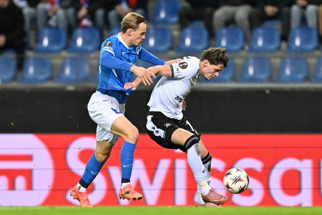 251127 KRC Genk vs FC Basel Matte Smets (6) of Genk defending on Moritz Broschinski (17) of Basel during the 5th game in the Uefa Europa League season 2025-2026 League Phase between KRC Genk and FC Basel from Switzerland on November 27 , 2025 in Genk, Belgium. (Photo by David Catry Isosport) Genk Belgium  Copyright: xDavidxCatryx 20251127DC2_4990