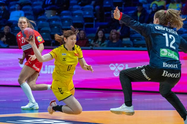 2025-11-27 Denmark v Japan ROTTERDAM, NETHERLANDS - NOVEMBER 27: Ayaka Ohmatsuzawa of Japan during the IHF Worldchampionship 2025 match for women, between Denmark and Japan at Ahoy on November 27, 2025 in Rotterdam, Netherlands. Rotterdam Ahoy Netherlands Content not available for redistribution in The Netherlands directly or indirectly through any third parties. Copyright: xHenkxSeppenx