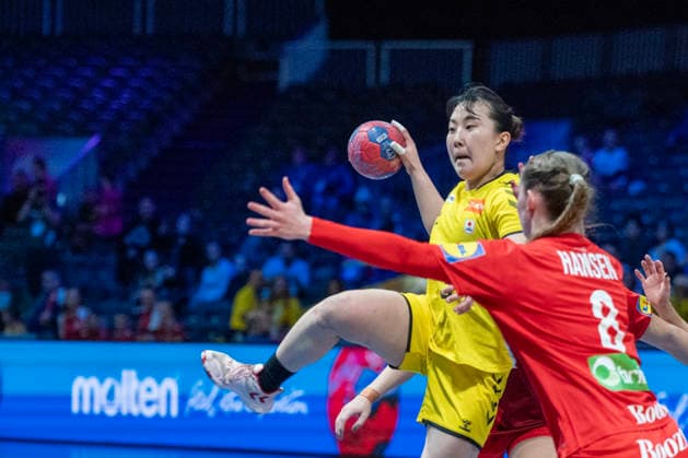 2025-11-27 Denmark v Japan ROTTERDAM, NETHERLANDS - NOVEMBER 27: Natsuki Aizawa of Japan during the IHF Worldchampionship 2025 match for women, between Denmark and Japan at Ahoy on November 27, 2025 in Rotterdam, Netherlands. Rotterdam Ahoy Netherlands Content not available for redistribution in The Netherlands directly or indirectly through any third parties. Copyright: xHenkxSeppenx