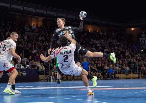Handball, Men, Season 2025 2026, Champions League Group A, Matchday 9 , Füchse Berlin One Veszprem HC, f l Patrik Ligetvari Veszprem , Mathias Gidsel Füchse Berlin , Thiagus Petrus Goncalves dos Santos Veszprem , 27 11 2025, Copyright: xSebastianxRäppold MatthiasxKochx
