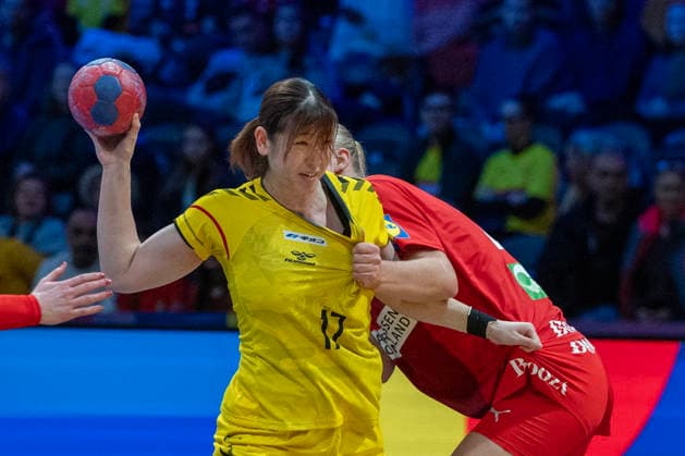 2025-11-27 Denmark v Japan ROTTERDAM, NETHERLANDS - NOVEMBER 27: Ayaka Ohmatsuzawa of Japan during the IHF Worldchampionship 2025 match for women, between Denmark and Japan at Ahoy on November 27, 2025 in Rotterdam, Netherlands. Rotterdam Ahoy Netherlands Content not available for redistribution in The Netherlands directly or indirectly through any third parties. Copyright: xHenkxSeppenx