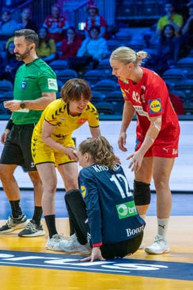 2025-11-27 Denmark v Japan ROTTERDAM, NETHERLANDS - NOVEMBER 27: Yuki Yoshidome of Japan helps Anna Kristensen of Denmark during the IHF Worldchampionship 2025 match for women, between Denmark and Japan at Ahoy on November 27, 2025 in Rotterdam, Netherlands. Rotterdam Ahoy Netherlands Content not available for redistribution in The Netherlands directly or indirectly through any third parties. Copyright: xHenkxSeppenx