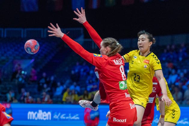 2025-11-27 Denmark v Japan ROTTERDAM, NETHERLANDS - NOVEMBER 27: Natsuki Aizawa of Japan during the IHF Worldchampionship 2025 match for women, between Denmark and Japan at Ahoy on November 27, 2025 in Rotterdam, Netherlands. Rotterdam Ahoy Netherlands Content not available for redistribution in The Netherlands directly or indirectly through any third parties. Copyright: xHenkxSeppenx