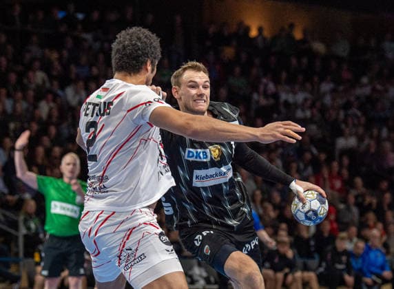 Handball, Men, Season 2025 2026, Champions League Group A, Matchday 9 , Füchse Berlin One Veszprem HC, v l Thiagus Petrus Goncalves dos Santos Veszprem , Mathias Gidsel Füchse Berlin , 27 11 2025, Copyright: xSebastianxRäppold MatthiasxKochx