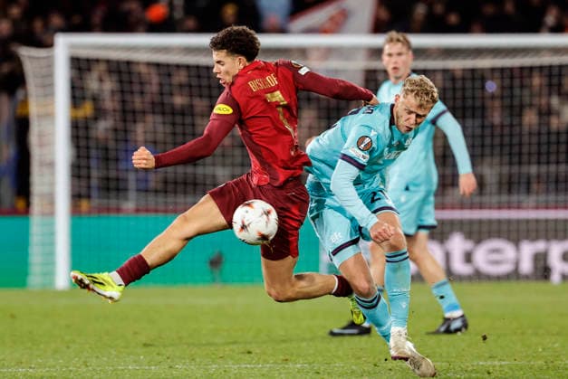November 27, 2025, Bologna, BOLOGNA: Bologna s Jens Odgaard (R) and Salzburg s Clement Bischoff in action during the UEFA Europa League soccer match Bologna FC vs FC Salzburg at Renato Dall Ara stadium in Bologna, Italy, 27 November 2025. ANSA ELISABETTA BARACCHI. Soccer: Europa League ; Bologna FC - FC Salzburg  - ZUMAa110 20251127_zaf_a110_027 Copyright: xElisabettaxBaracchix