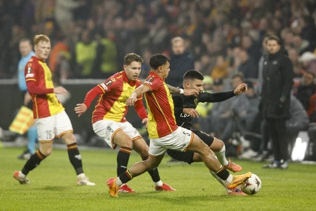 DEVENTER , 27-11-2025 , Stadium De Adelaarshorst , season 2025 2026 , UEFA Europa League football , League phase matchday 5 , match between Go Ahead Eagles and VFB Stuttgart , picture shows .Go Ahead Eagles player Dean James, Stuttgart player Deniz Undav Go Ahead Eagles - Stuttgart  x32222219x Copyright: