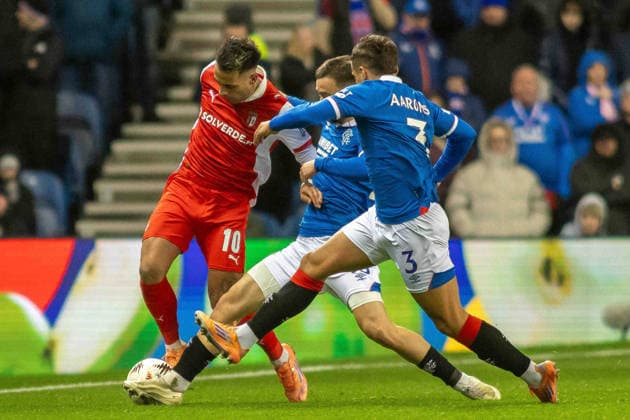 Rangers v Sporting Braga Europa League 27 11 2025. Rodrigo Zalazar of SC Braga gets forced out of play by Nicolas Raskin of Rangers FC & Max Aarons of Rangers FC during the UEFA Europa League 2025 26, Rangers FC vs Sporting Braga, Ibrox Stadium, Glasgow, Scotland. 27 November 2025 Govan Ibrox Stadium Glasgow Scotland Editorial use only , Copyright: xColinxPoultneyx PSI-23280-0011