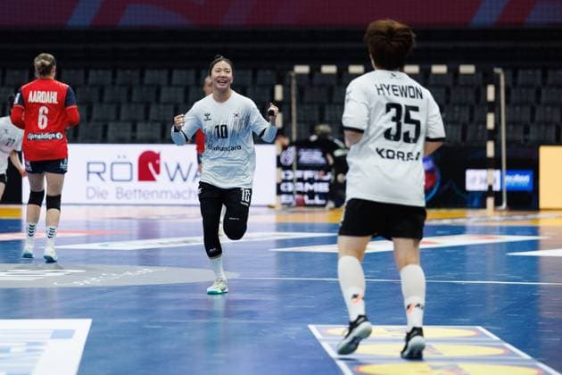 Haeri Song South Korea cheers, Norway vs South Korea, Handball, IHF Womens Handball World Championship, Matchday 1, 27 11 2025 Norway vs South Korea, Handball, IHF Womens Handball World Championship, Matchday 1, 27 11 2025 Copyright: xEibner-Pressefoto AlexanderxNeisx EP_ANS