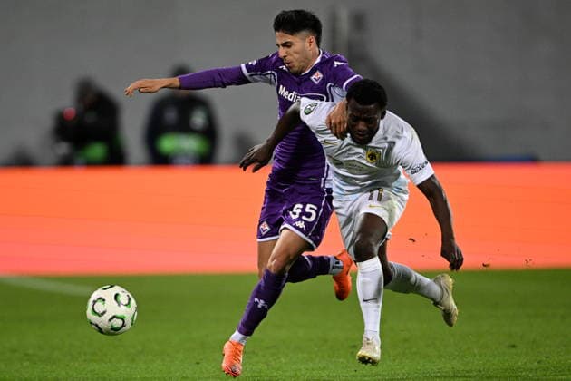 UEFA Conference League, Fiorentina vs AEK Athens - Aboubakary Koita of AEK Athens in action against Fabiano Parisi of Fiorentina during the UEFA Conference League league phase matchday 4 soccer match between AEK Athens vs Aberdeen held at Stadio Artemio Franchi, in Florence, Italy, on 27 November 2025. IMAGO ONE INCH PRODUCTIONS FLORENCE ITALY Copyright: xOnexInchxProductionsx 6753836