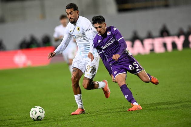 UEFA Conference League, Fiorentina vs AEK Athens - Roberto Pereyra of AEK Athens in action against Fabiano Parisi of Fiorentina during the UEFA Conference League league phase matchday 4 soccer match between AEK Athens vs Aberdeen held at Stadio Artemio Franchi, in Florence, Italy, on 27 November 2025. IMAGO ONE INCH PRODUCTIONS FLORENCE ITALY Copyright: xOnexInchxProductionsx 6753848