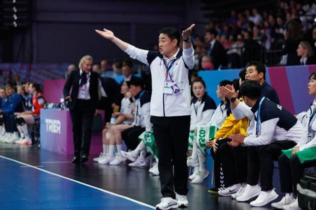 Keychung Lee Coach South Korea on the sideline, Norway vs South Korea, Handball, IHF Womens Handball World Championship, Matchday 1, 27 11 2025 Norway vs South Korea, Handball, IHF Womens Handball World Championship, Matchday 1, 27 11 2025 Copyright: xEibner-Pressefoto AlexanderxNeisx EP_ANS