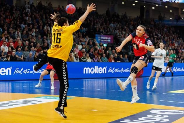 Anniken Wollik Norway vs Saeyoung Park South Korea , Norway vs South Korea, Handball, IHF Womens Handball World Championship, Matchday 1, 27 11 2025 Norway vs South Korea, Handball, IHF Womens Handball World Championship, Matchday 1, 27 11 2025 Copyright: xEibner-Pressefoto AlexanderxNeisx EP_ANS
