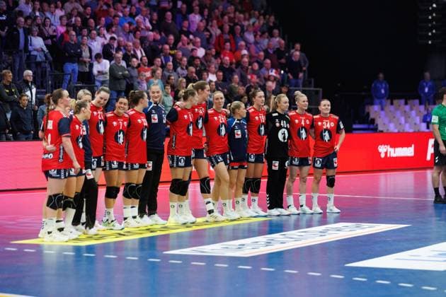 Norwegian team arm in arm, Norway vs South Korea, Handball, IHF Womens Handball World Championship, Matchday 1, 27 11 2025 Norway vs South Korea, Handball, IHF Womens Handball World Championship, Matchday 1, 27 11 2025 Copyright: xEibner-Pressefoto AlexanderxNeisx EP_ANS