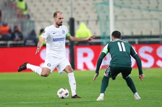 SOCCER - UEFA EL, Panathinaikos vs Sturm GRAZ,AUSTRIA,27.NOV.25 - SOCCER - UEFA Europa League, Panathinaikos Athen vs SK Sturm Graz. Image shows Jon Gorenc Stankovic (Sturm) and Anastasios Bakasetas (Panathinaikos).  GEPAxpictures xChrisxBauer