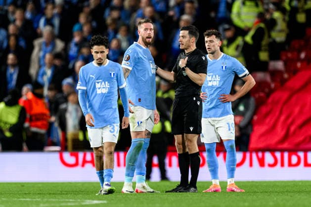 251127 Pontus Jansson of Malmö FF and referee Harm Osmers during the UEFA Europa League football match between Nottingham Forest and Malmö FF on November 27, 2025 in Nottingham Photo Mathilda Schuler BILDBYRAN kod MA MA0897 fotboll football soccer fotball uefa europa league europa league nottingham forest malmö ff bbeng  Copyright: MATHILDAxSCHULER BB251127MA119