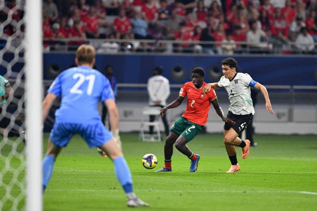 SOCCER - 2025 FIFA U17, U 17 World Cup DOHA,QATAR,27.NOV.25 - SOCCER - FIFA Under 17 World Cup Qatar 2025, final, Portugal vs Austria. Image shows Daniel Banjaqui (POR) and Jakob Pokorny (AUT).  GEPAxpictures xRanjithxKumar