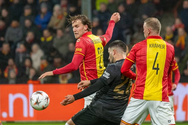 27 11 2025, Football UEFA Europa League, Season 2025 2026, Matchday 05, Go Ahead Eagles VfB Stuttgart at Stadion De Adelaarshorst in Deventer Deniz Undav VfB Stuttgart, 26 puts the ball under pressure from Melle Meulensteen Go Ahead Eagles, 21 and Joris Kramer Go Ahead Eagles, 04 to 3 0 Important note In accordance with UEFA regulations, it is prohibited to utilize or have utilized photographs taken in the stadium and or of the match in the form of sequential images and or video-like photo series Foto Kirchner Media Thomas Haesler Copyright: xKirchner-Media ThomasxHaeslerx