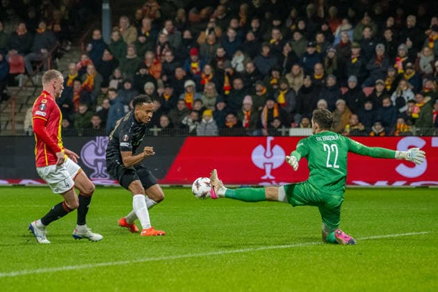 27 11 2025, Football UEFA Europa League, Season 2025 2026, Matchday 05, Go Ahead Eagles VfB Stuttgart at Stadion De Adelaarshorst in Deventer Jamie Leweling VfB Stuttgart, 18 fails to Jari de Busser Go Ahead Eagles, 22 Joris Kramer Go Ahead Eagles, 04 Important note In accordance with UEFA regulations, it is prohibited to use or have used photographs taken in the stadium or of the match in the form of sequential images or video-like photo series Foto Kirchner Media Thomas Haesler Copyright: xKirchner-Media ThomasxHaeslerx
