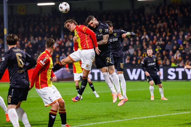 UEFA Europa League: Go Ahead Eagles v VfB Stuttgart Deventer - Melle Meulensteen of Go Ahead Eagles heads the ball with Jeff Chabot of VfB Stuttgart during the fifth match of the UEFA Europa League 2025 2026. The match is set between Go Ahead Eagles and VfB Stuttgart at De Adelaarshorst on 27 November 2025 in Deventer, The Netherlands. (VK Sportphoto Raymond Smit) Copyright: xRaymondxSmitx