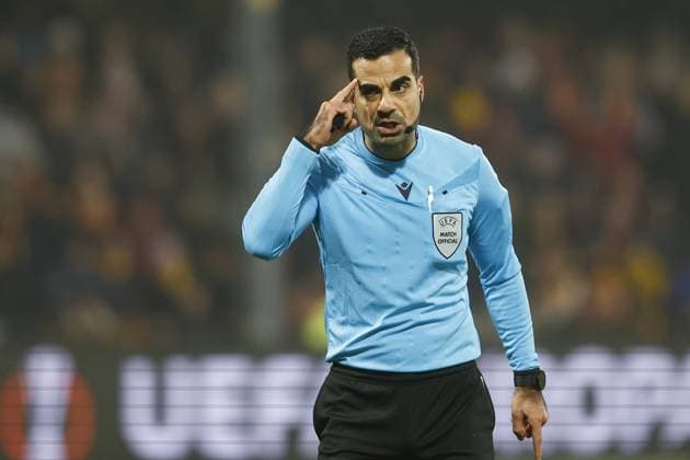 DEVENTER , 27-11-2025 , Stadium De Adelaarshorst , season 2025 2026 , UEFA Europa League football , League phase matchday 5 , match between Go Ahead Eagles and VFB Stuttgart , picture shows referee Mohammed Al-Hakim (SWE) Go Ahead Eagles - Stuttgart  x32222437x Copyright: