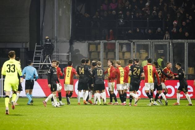 DEVENTER - A scuffle between players during the Europa League match between Go Ahead Eagles and VfB Stuttgart at De Adelaarshorst on November 27, 2025, in Deventer, Netherlands. ANP VINCENT JANNINK UEFA Europa Europa League matchday 5 2025-2026 xVIxANPxSportx xxANPxIVx 543244967 originalFilename: 543244967.jpg