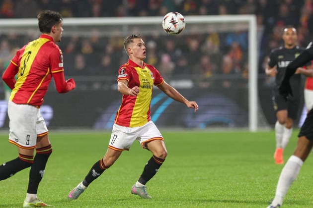 2025-11-27 Go Ahead Eagles v VfB Stuttgart - UEFA Europa League, League phase, MD5 DEVENTER, NETHERLANDS - NOVEMBER 27: Mathis Suray of Go Ahead Eagles runs with the ball during the UEFA Europa League, League phase, MD5 match between Go Ahead Eagles and VfB Stuttgart at De Adelaarshorst on November 27, 2025 in Deventer, Netherlands. Deventer De Adelaarshorst Netherlands Content not available for redistribution in The Netherlands directly or indirectly through any third parties. Copyright: xBenxGalx