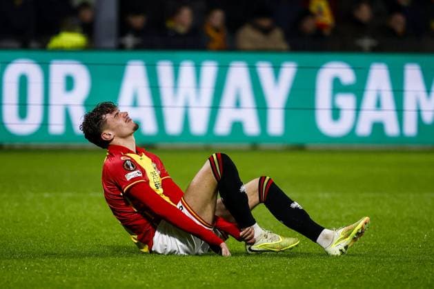 DEVENTER - Milan Smit of Go Ahead Eagles suffers pain during the Europa League match between Go Ahead Eagles and VfB Stuttgart at De Adelaarshorst on November 27, 2025, in Deventer, Netherlands. ANP VINCENT JANNINK UEFA Europa Europa League matchday 5 2025-2026 xVIxANPxSportx xxANPxIVx 543245769 originalFilename: 543245769.jpg