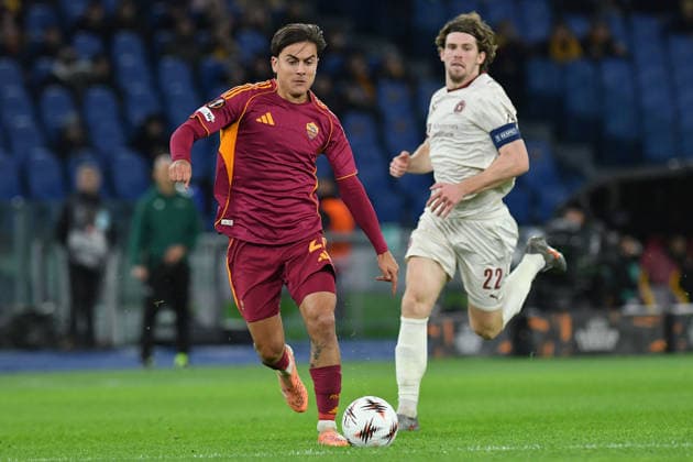 Paulo Dybala of AS Roma,Mads Bech Sorensen of FC Midtjylland during the Europa League match between AS Roma v FC Midtjylland at Olimpico stadium in Rome, Italy, Nov 27th,, 2025.  Copyright: xMattiaxVian IPAxSportx xipa-agency.netx xx IPA_68454460 IPA_Agency_IPA68454460