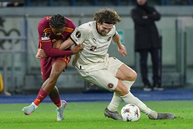 Leon Bailey of AS Roma,Mads Bech Sorensen of FC Midtjylland during the Europa League match between AS Roma v FC Midtjylland at Olimpico stadium in Rome, Italy, Nov 27th,, 2025.  Copyright: xMattiaxVian IPAxSportx xipa-agency.netx xx IPA_68454559 IPA_Agency_IPA68454559