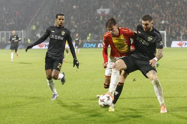 DEVENTER , 27-11-2025 , Stadium De Adelaarshorst , season 2025 2026 , UEFA Europa League football , League phase matchday 5 , match between Go Ahead Eagles and VFB Stuttgart , picture shows Go Ahead Eagles player Milan Smit, Stuttgart player Jeff Chabot Go Ahead Eagles - Stuttgart  x32222591x Copyright: