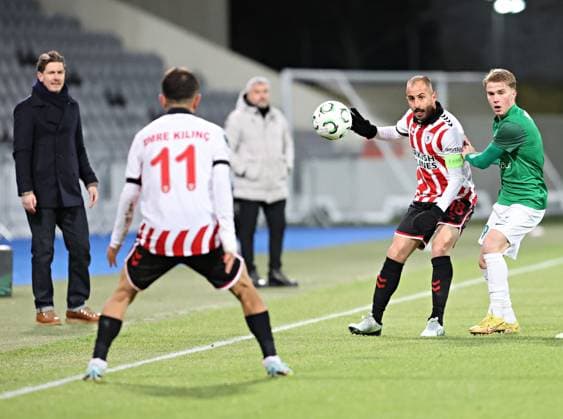 Breidablik v Samsunspor - UEFA Conference League REYKJAVIK, ICELAND - NOVEMBER 27: Samsunspor’s Zeki Yavru in action against Oli Valur Omarsson of Breidablik during the UEFA Conference League week 4 match between Breidablik and Samsunspor at Laugardalsvollur Stadium in Reykjavik, Iceland, on November 27, 2025. Veysel Altun Anadolu Reykjavik Iceland. Editorial use only. Please get in touch for any other usage.  Copyright: x2025xAnadoluxVeyselxAltunx