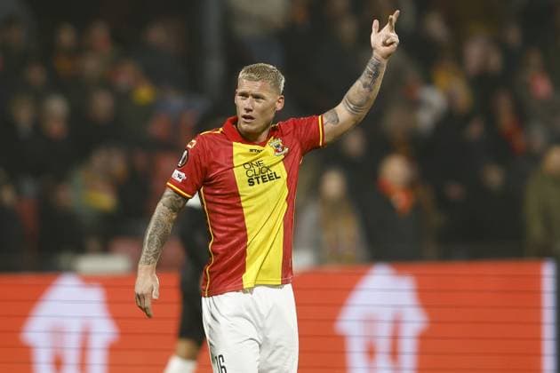 DEVENTER , 27-11-2025 , Stadium De Adelaarshorst , season 2025 2026 , UEFA Europa League football , League phase matchday 5 , match between Go Ahead Eagles and VFB Stuttgart , picture shows Go Ahead Eagles player Victor Edvardsen Go Ahead Eagles - Stuttgart  x32222645x Copyright: