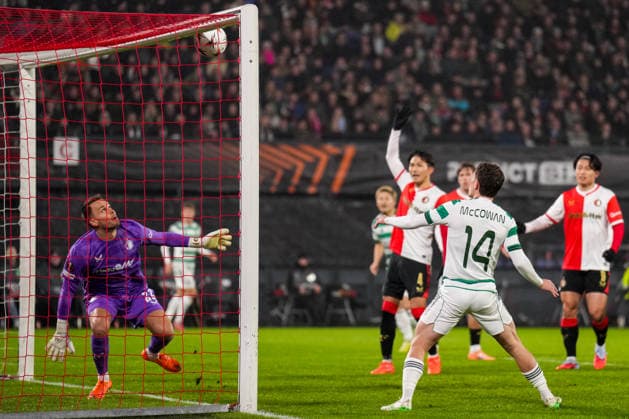 ROTTERDAM, NETHERLANDS - NOVEMBER 27: Luke McCowan of Celtic hits the crossbar while Feyenoord goalkeeper Timon Wellenreuther looks on during the UEFA Europa League 2025 26 League Phase MD5 match between Feyenoord and Celtic FC at De Kuip on November 27, 2025 in Rotterdam, Netherlands. (Photo by Rene Nijhuis) SPO  Copyright: xRenexNijhuis