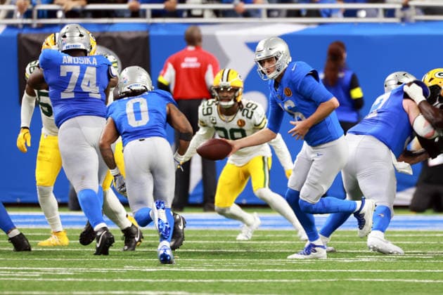 Detroit Lions DETROIT,MICHIGAN-November27: Quarterback Jared Goff (16) of the Detroit Lions hands off the ball to running back Jahmyr Gibbs (0) of the Detroit Lions during an NFL, American Football Herren, USA football game between the Green Bay Packers and the Detroit Lions in Detroit, Michigan USA, on Sunday, November 23, 2025. Detroit Michigan United States  Copyright: xAmyxLemusx originalFilename:lemus-newyorkg251127_npeNl.jpg